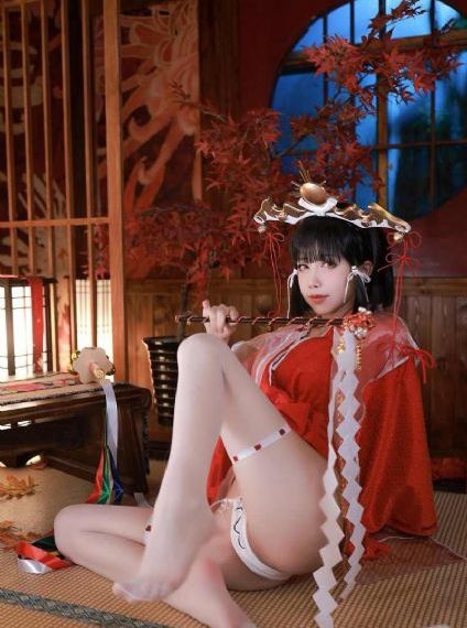 爸爸忘拉手刹俩孩子随车冲进鱼塘